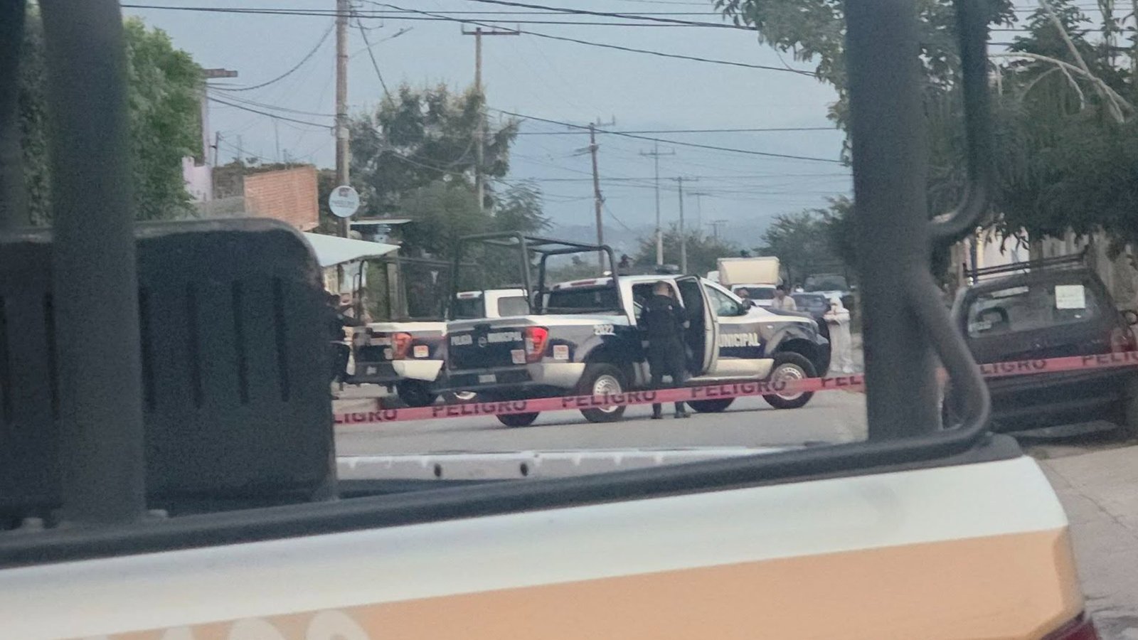Asesinan a mujer afuera de primaria; colectivos exigen respuestas